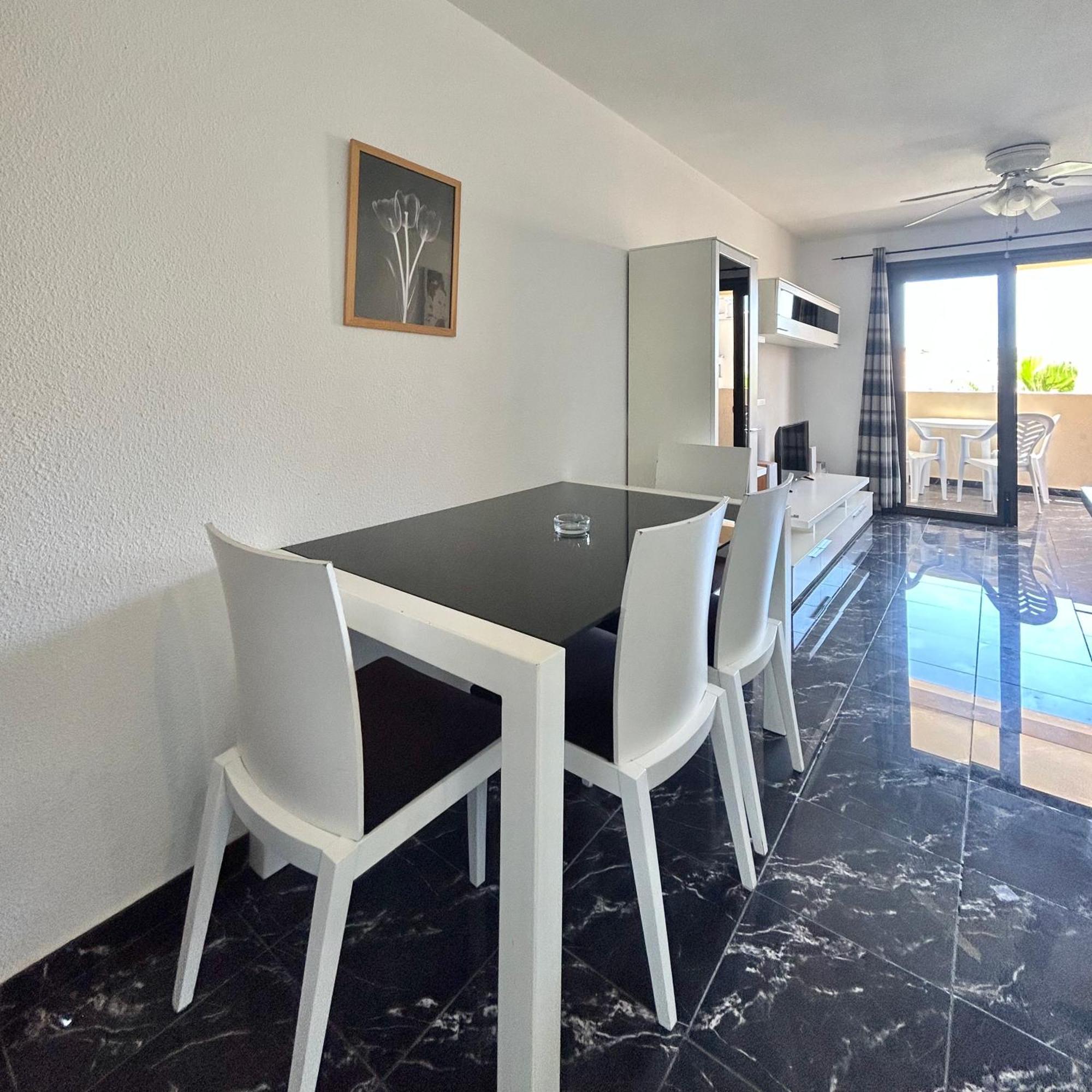 Apartment 2 Bedroom In Castle Harbour C205