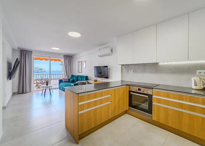 Ocean View 2Bedroom Apartment In Los Cristianos, Heated Pool, 3 Minutes To Beach