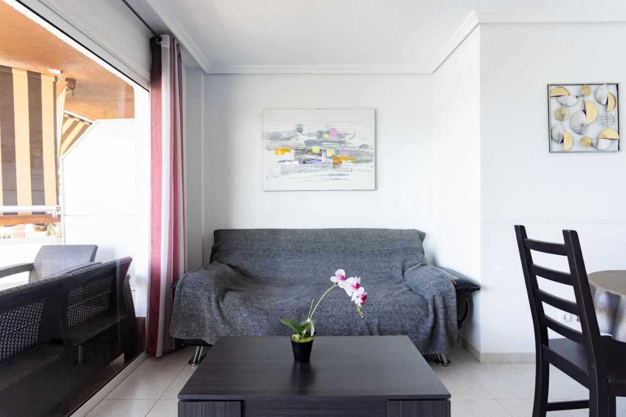 Black And White Free Wifi Apartment