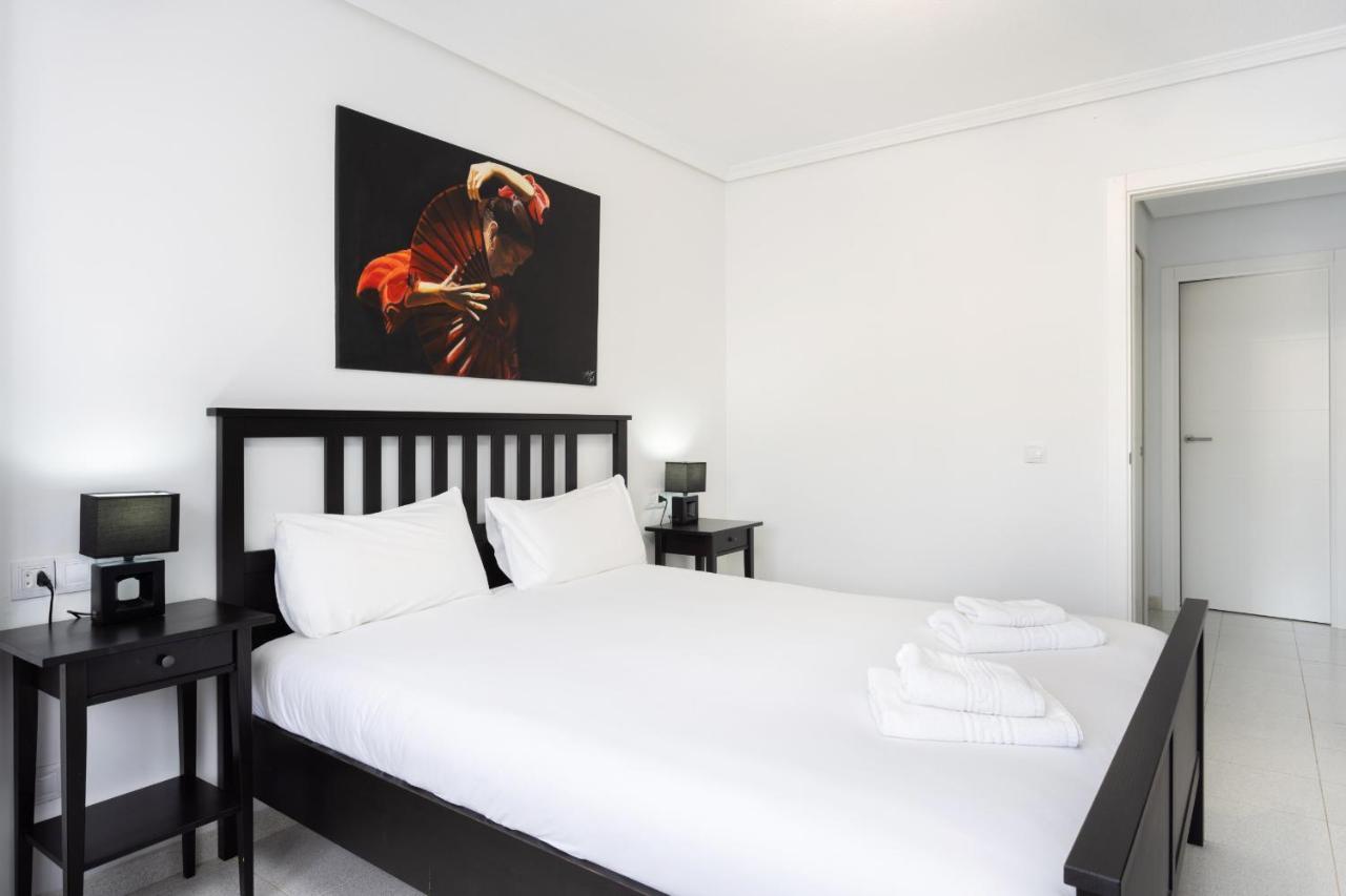 Black And White Free Wifi Apartment