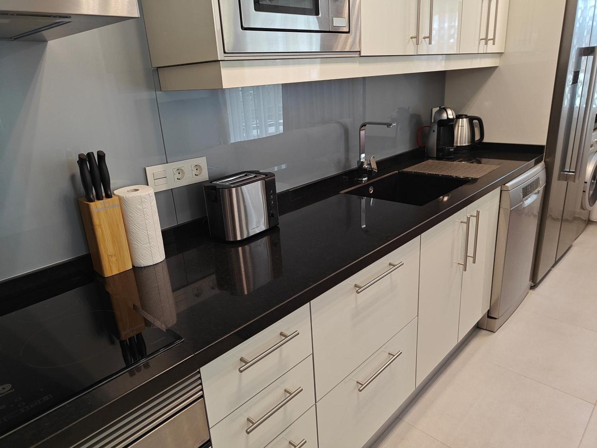 Sun - 3 Bedrooms, Priv Parking, Pool, Ac, Tv Channels, Fibre Net *