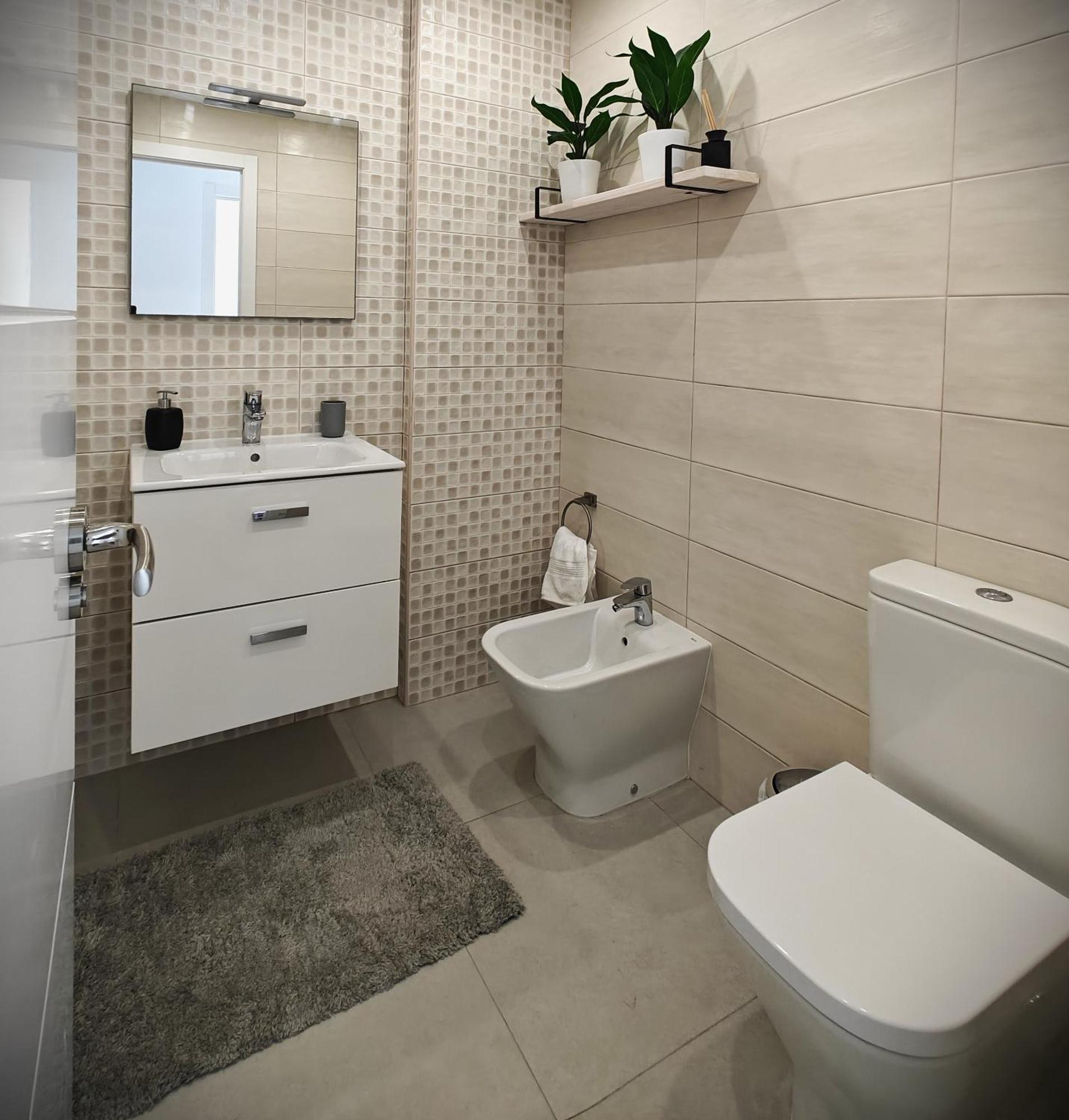 Sun - 3 Bedrooms, Priv Parking, Pool, Ac, Tv Channels, Fibre Net *