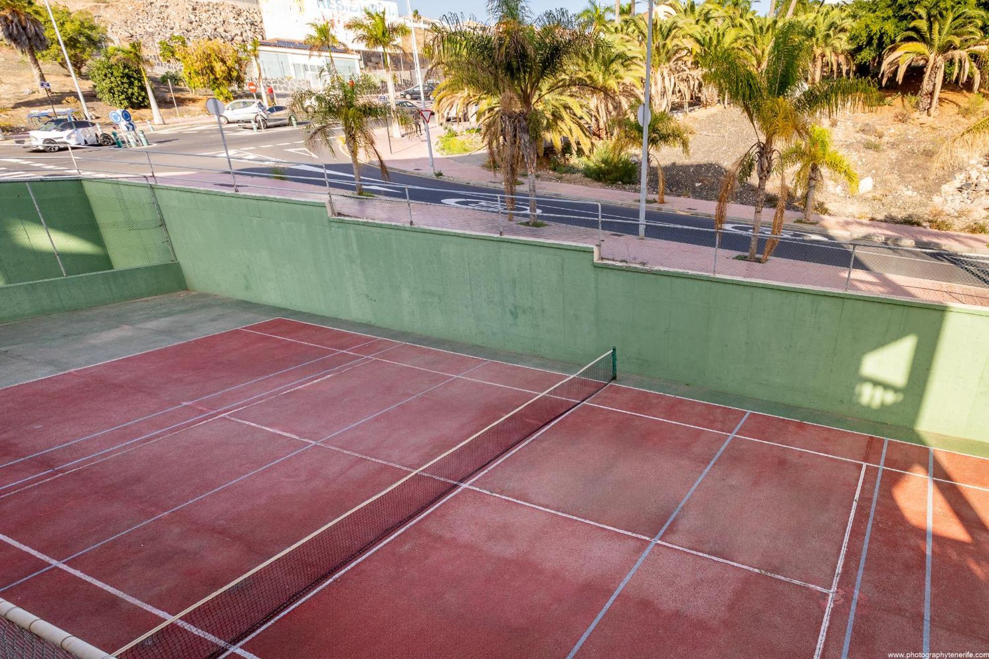 Castle Harbour Elegant 1-bedroom - Heated Pool, Air Conditioning & Fiber Internet In Cristianos *