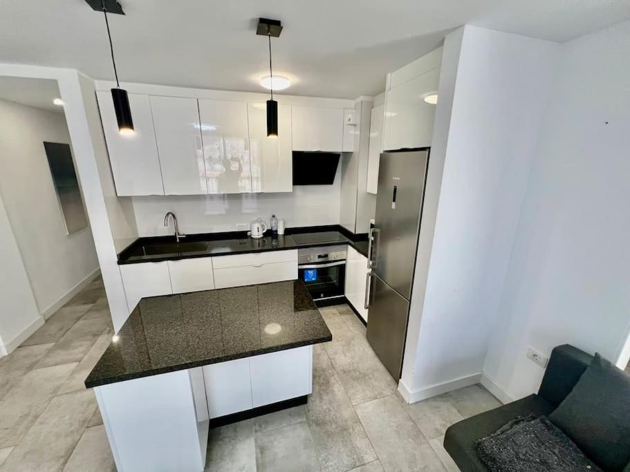Cristianos Oasis, Modern Beachside Duplex Apartment *