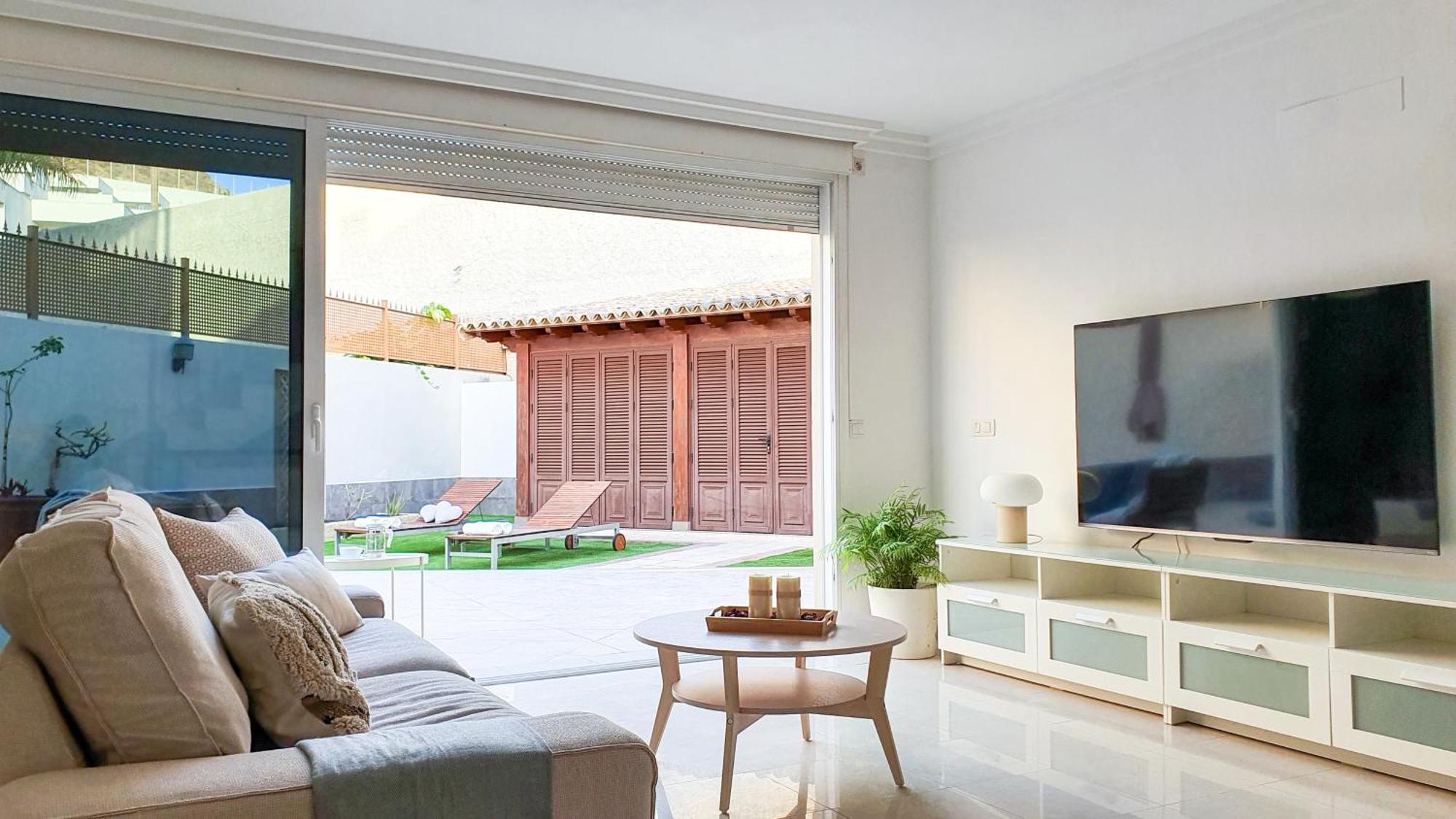 Villa 4-bedroom Corales With Jacuzzi, Garden, Close To Everything Los Cristianos (Tenerife)