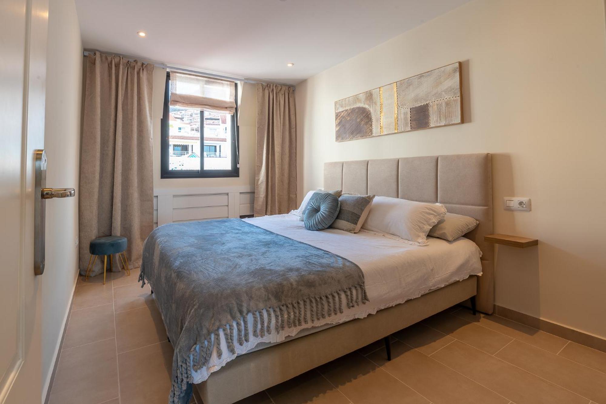 2 Bedroom Luxury With Sea View In Cristianos *