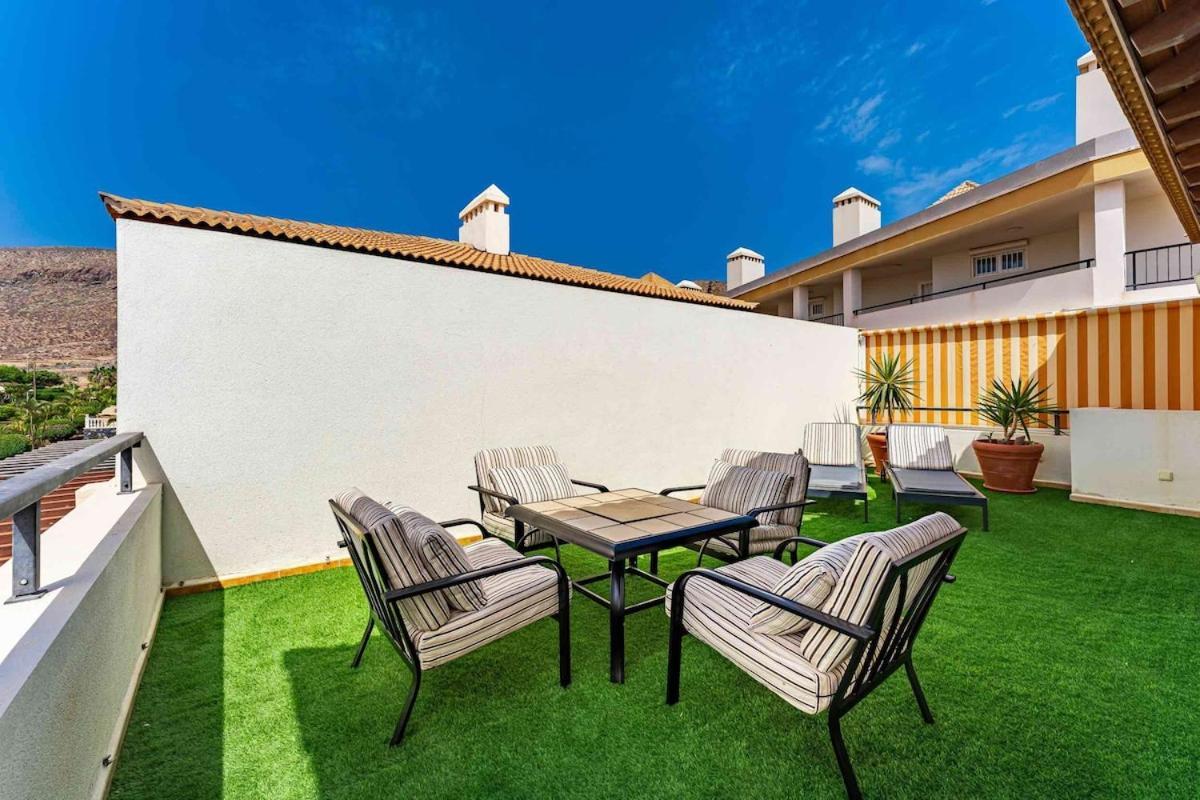 4 Bedroom With Jacuzzi, Heated Swimmingpool, Front Ocean And View ! Villa Los Cristianos (Tenerife)
