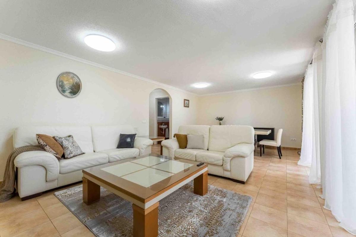 4 Bedroom With Jacuzzi, Heated Swimmingpool, Front Ocean And View ! Villa Los Cristianos (Tenerife)