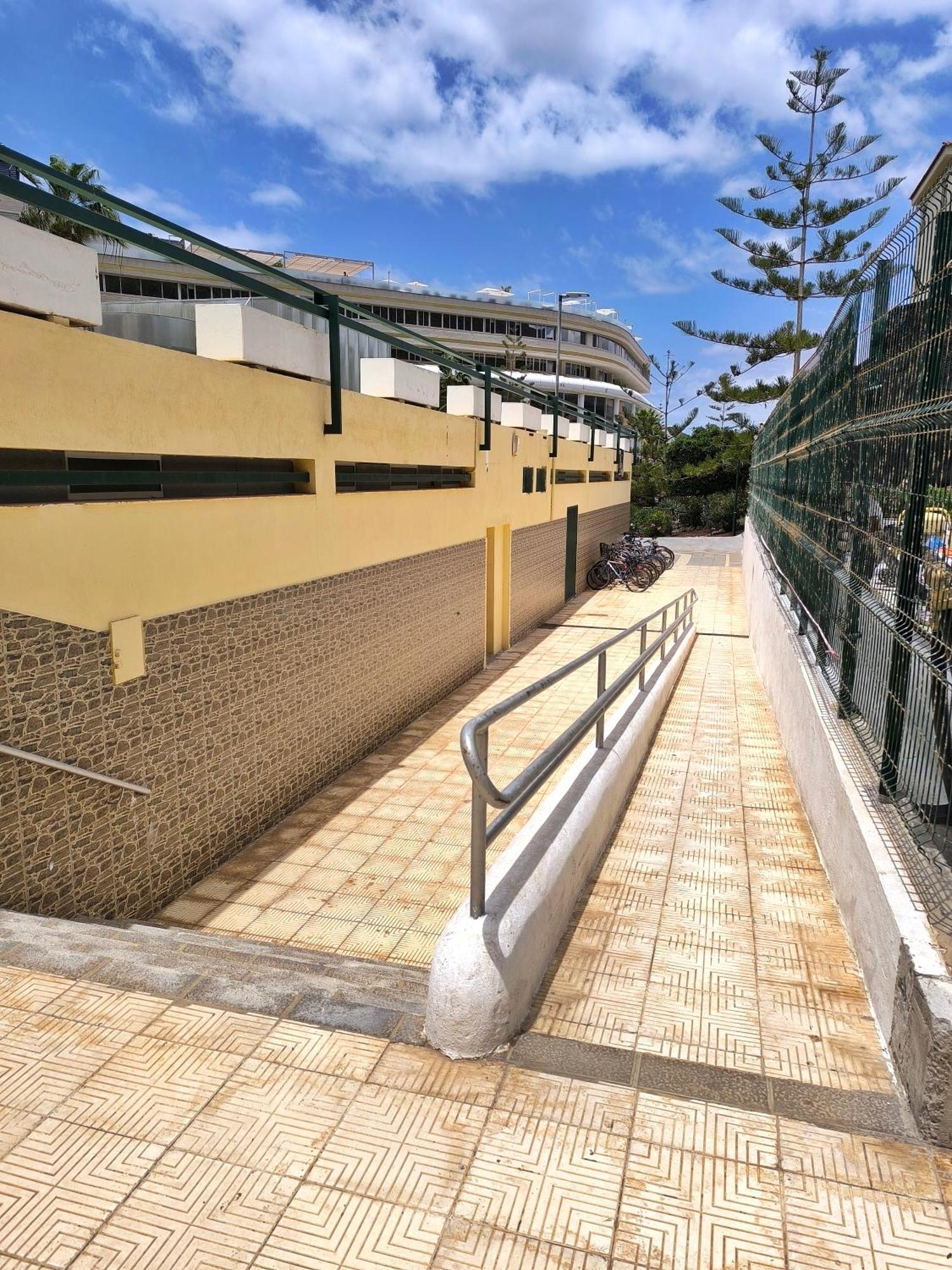 Sun - 3 Bedrooms, Priv Parking, Pool, Ac, Tv Channels, Fibre Net