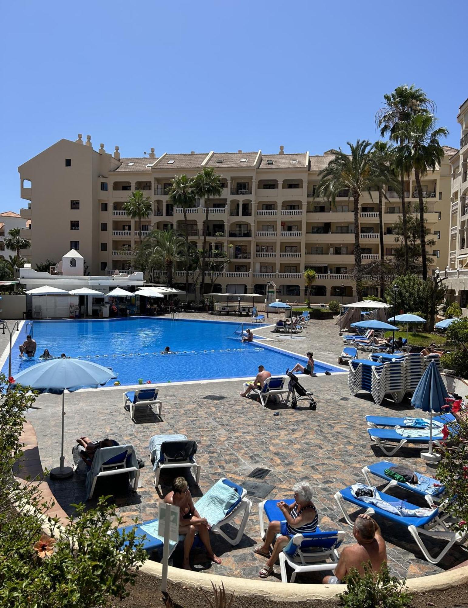 Apartment In Castle Harbour With Pool View C020 *