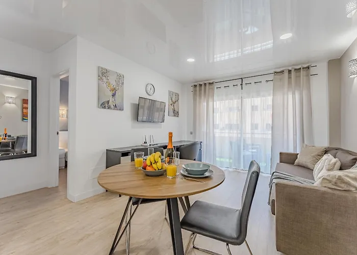 Modern Sunny Apartment 100M From The Beach