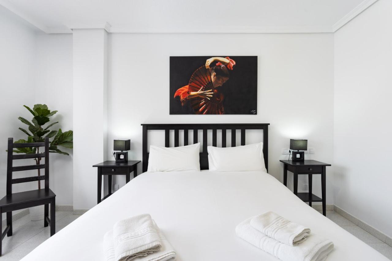 Black And White Free Wifi Apartment *