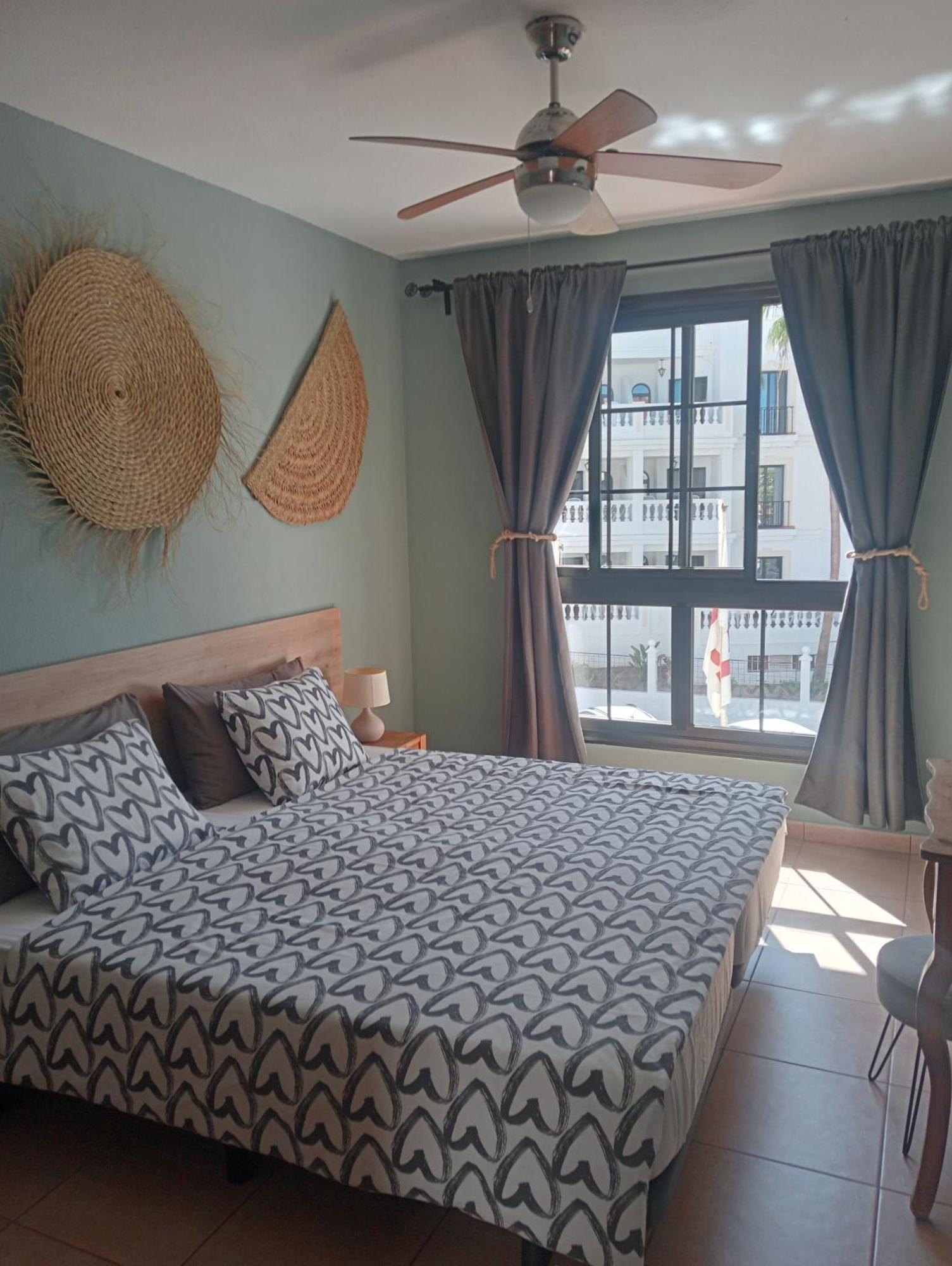 Greatly Located With Heated Pool, Cristianos Apartment *