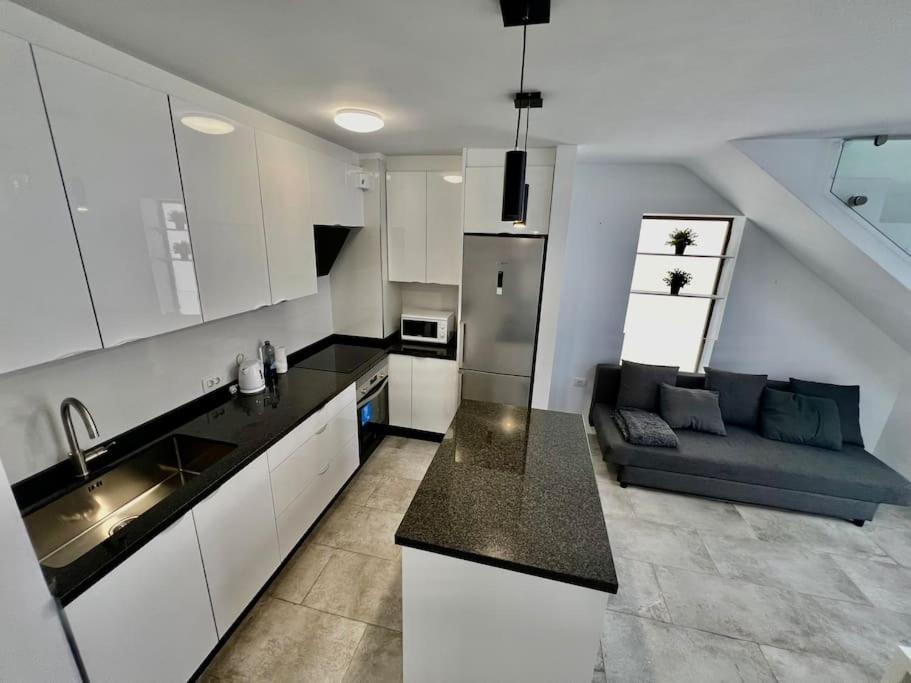 Apartment Cristianos Oasis, Modern Beachside Duplex *