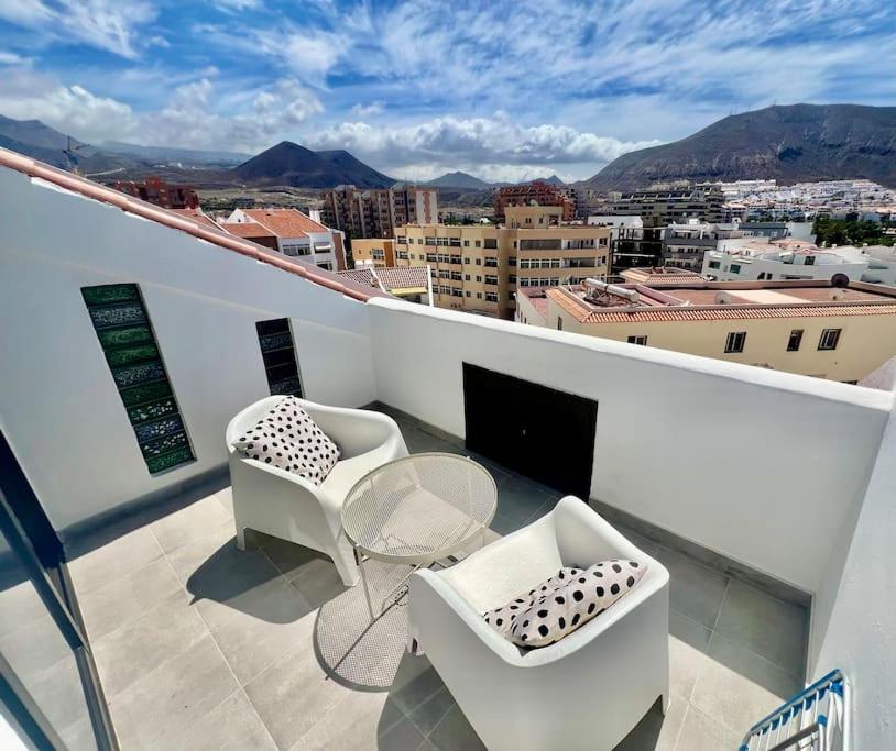 Cristianos Oasis, Modern Beachside Duplex Apartment *