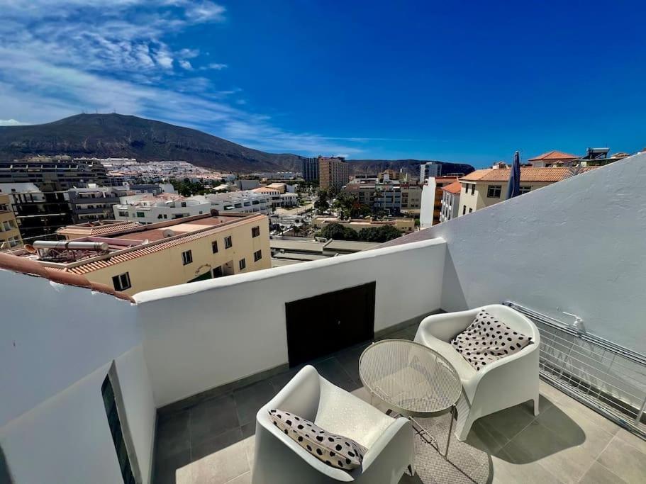 Apartment Cristianos Oasis, Modern Beachside Duplex *