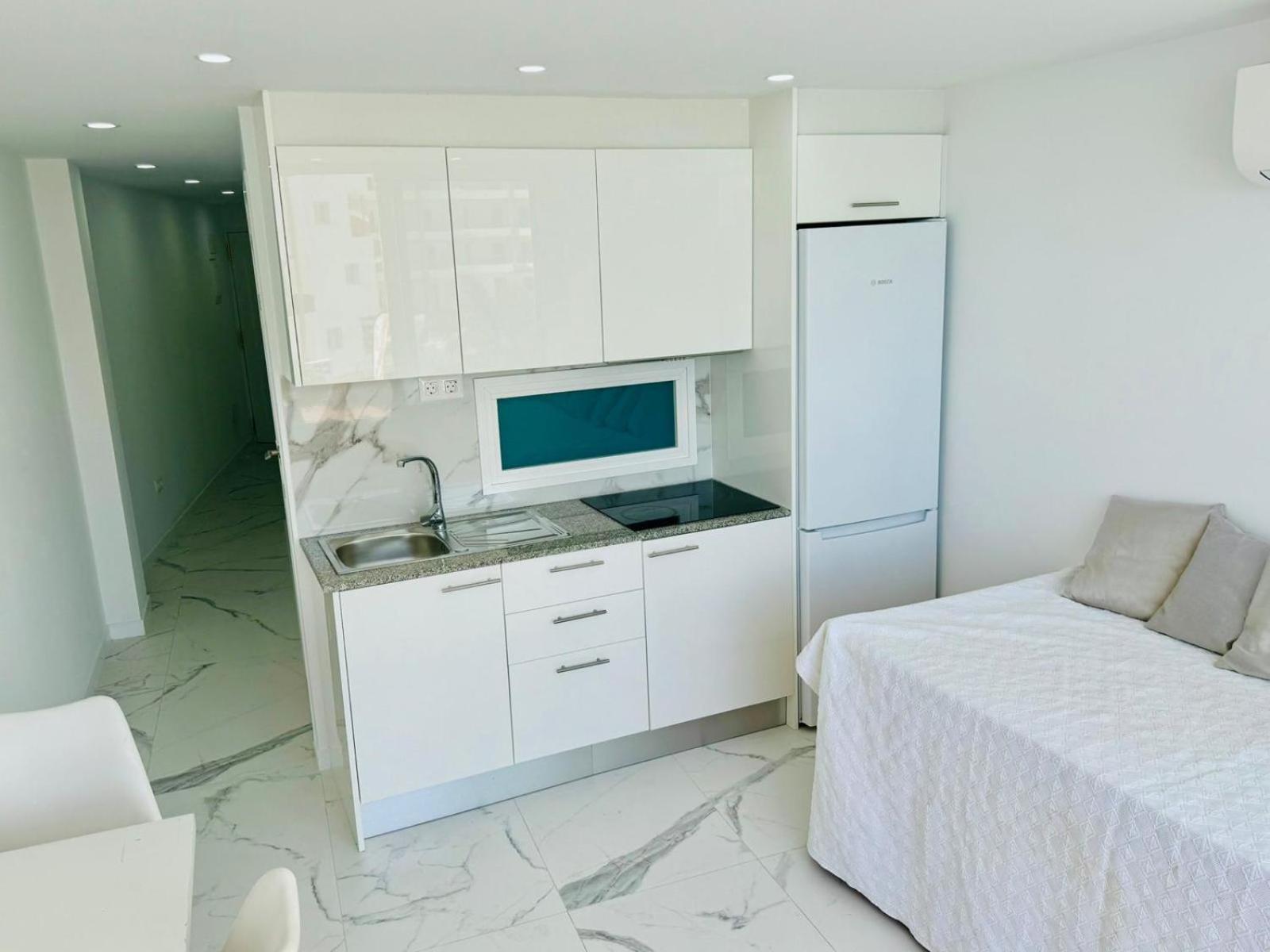 Cristianos Must-see Beachfront Apartment, Stunning Views In Tenerife Appartement