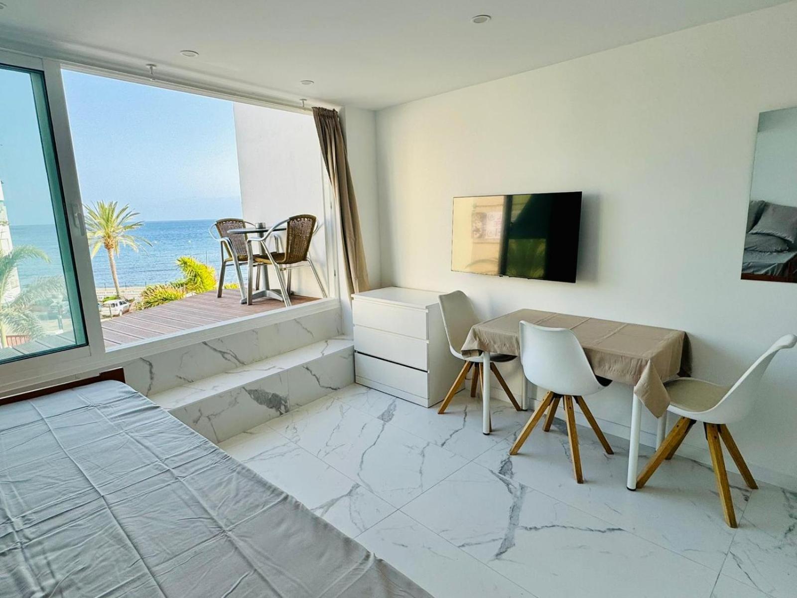 Cristianos Must-see Beachfront Apartment, Stunning Views In Tenerife Appartement