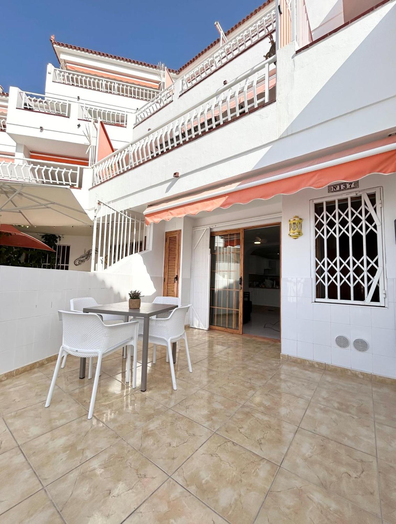 Apartment Beautiful Poolside In Diamantes Los Cristianos (Tenerife)