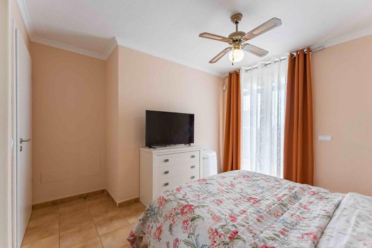 4 Bedroom With Jacuzzi, Heated Swimmingpool, Front Ocean And View ! Villa Los Cristianos (Tenerife)