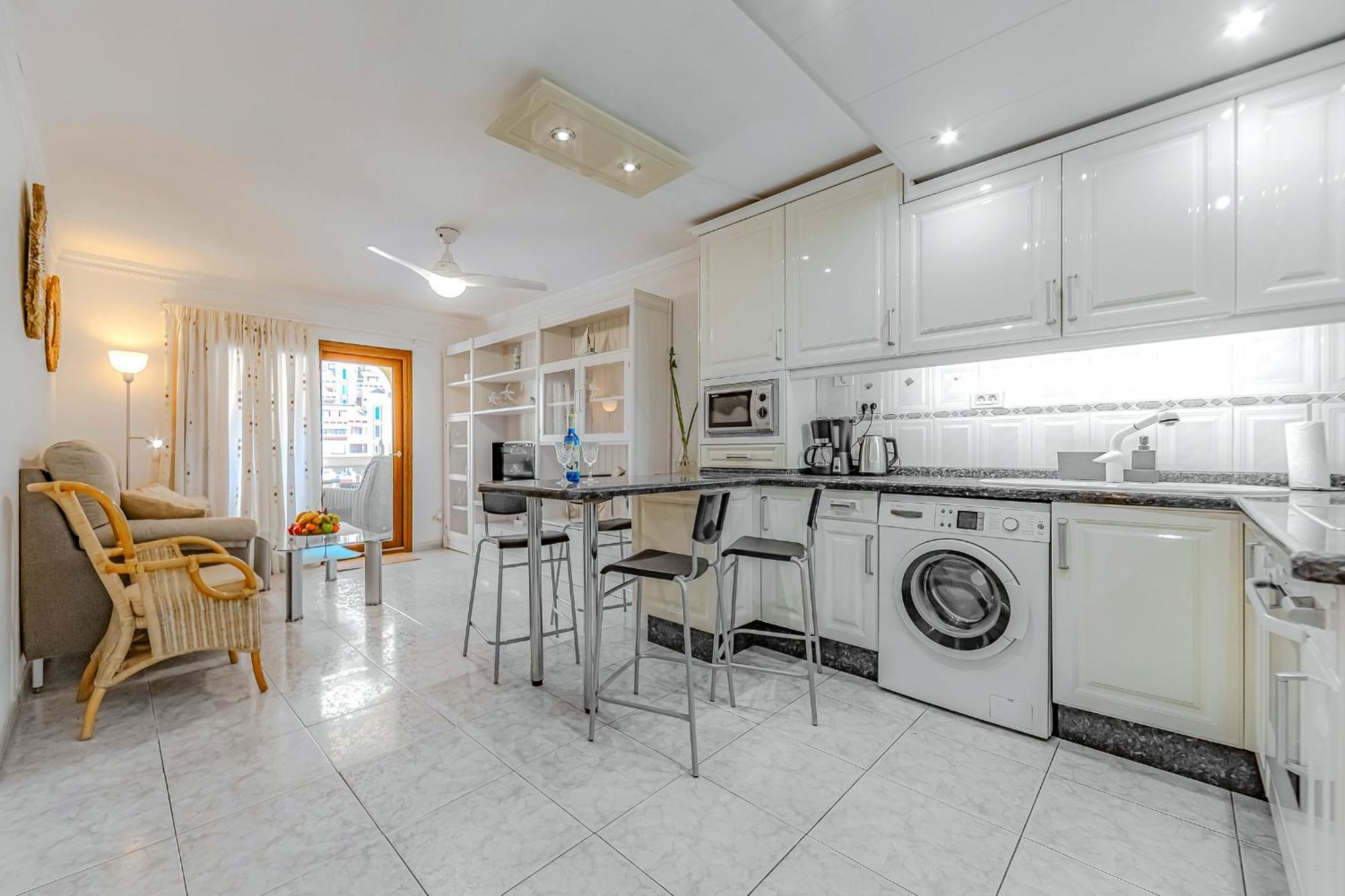 Cozy 2 Bedroom With Pool View And 2 Bathrooms In Cristianos Los Cristianos (Tenerife)