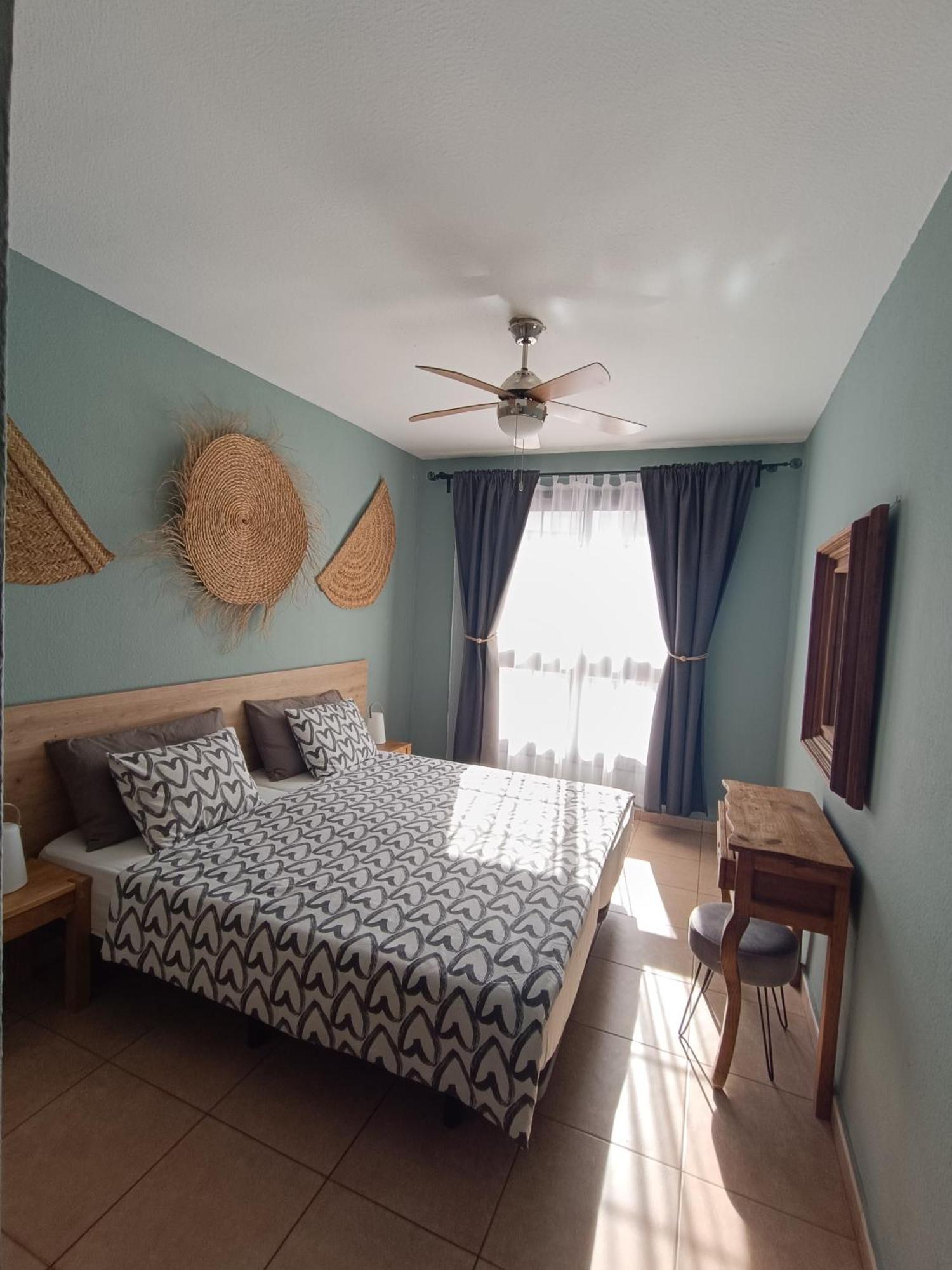 Apartment Greatly Located With Heated Pool, Cristianos Los Cristianos (Tenerife)