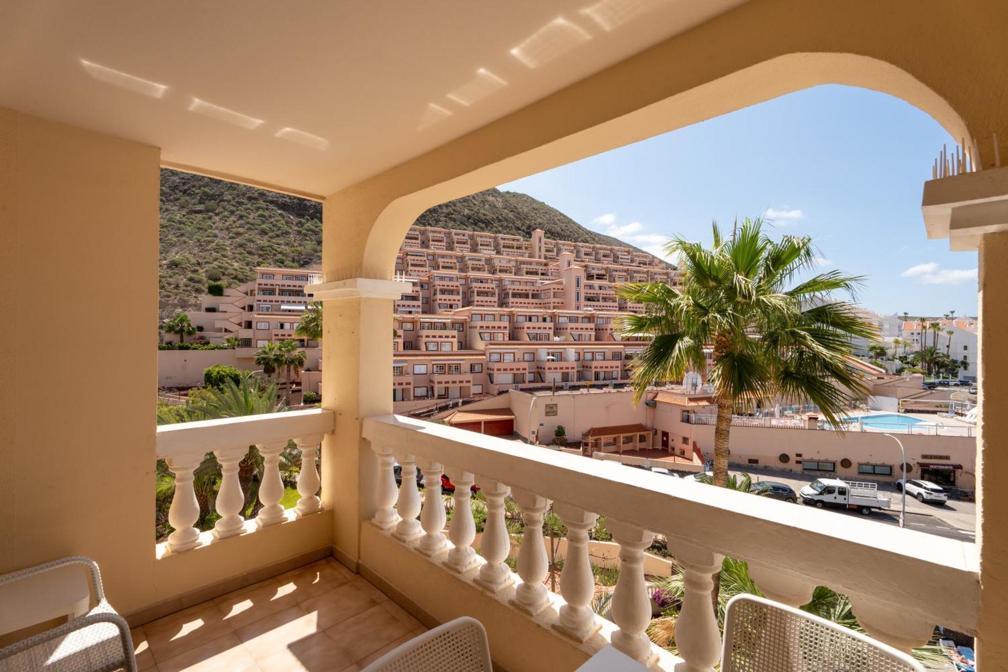 Castle Harbour With Heated Pool *