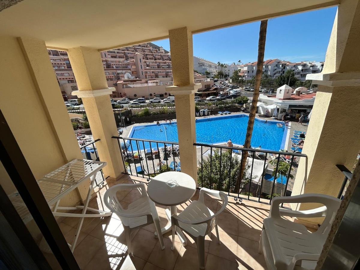 Modern Free Wifi Heated Pool Apartment *