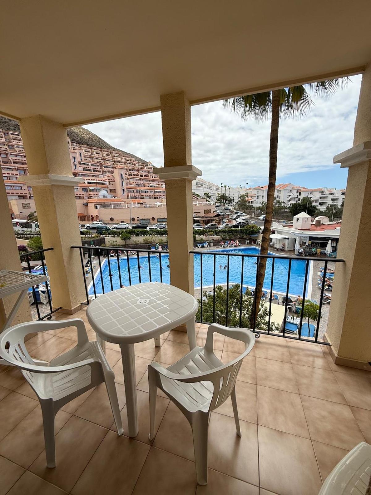 Modern Free Wifi Heated Pool Apartment