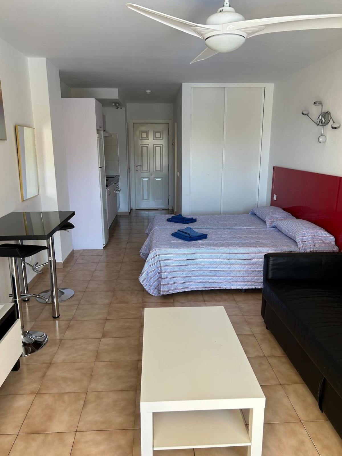 Modern Free Wifi Heated Pool Apartment *