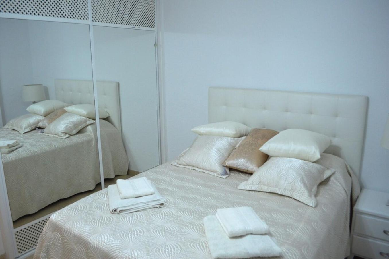 Lovely 2 Bed In Cristianos Apartment *
