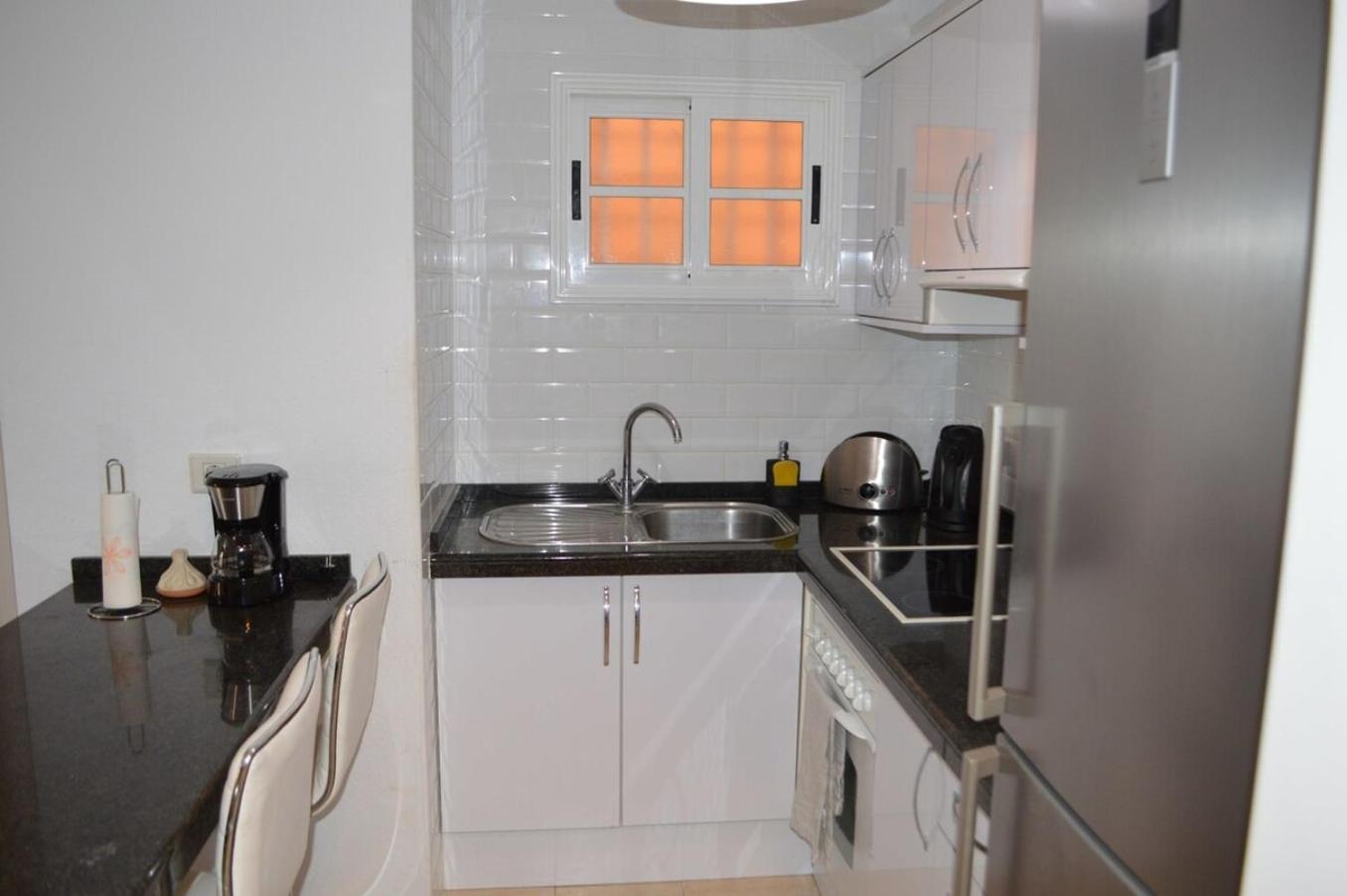 Lovely 2 Bed In Cristianos Los Cristianos (Tenerife)