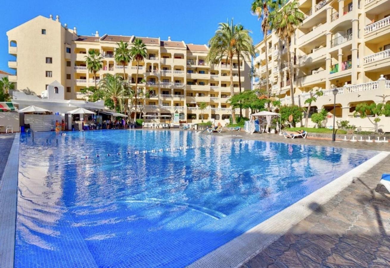 The Poolside Haven, Azure Dreams Apartment *