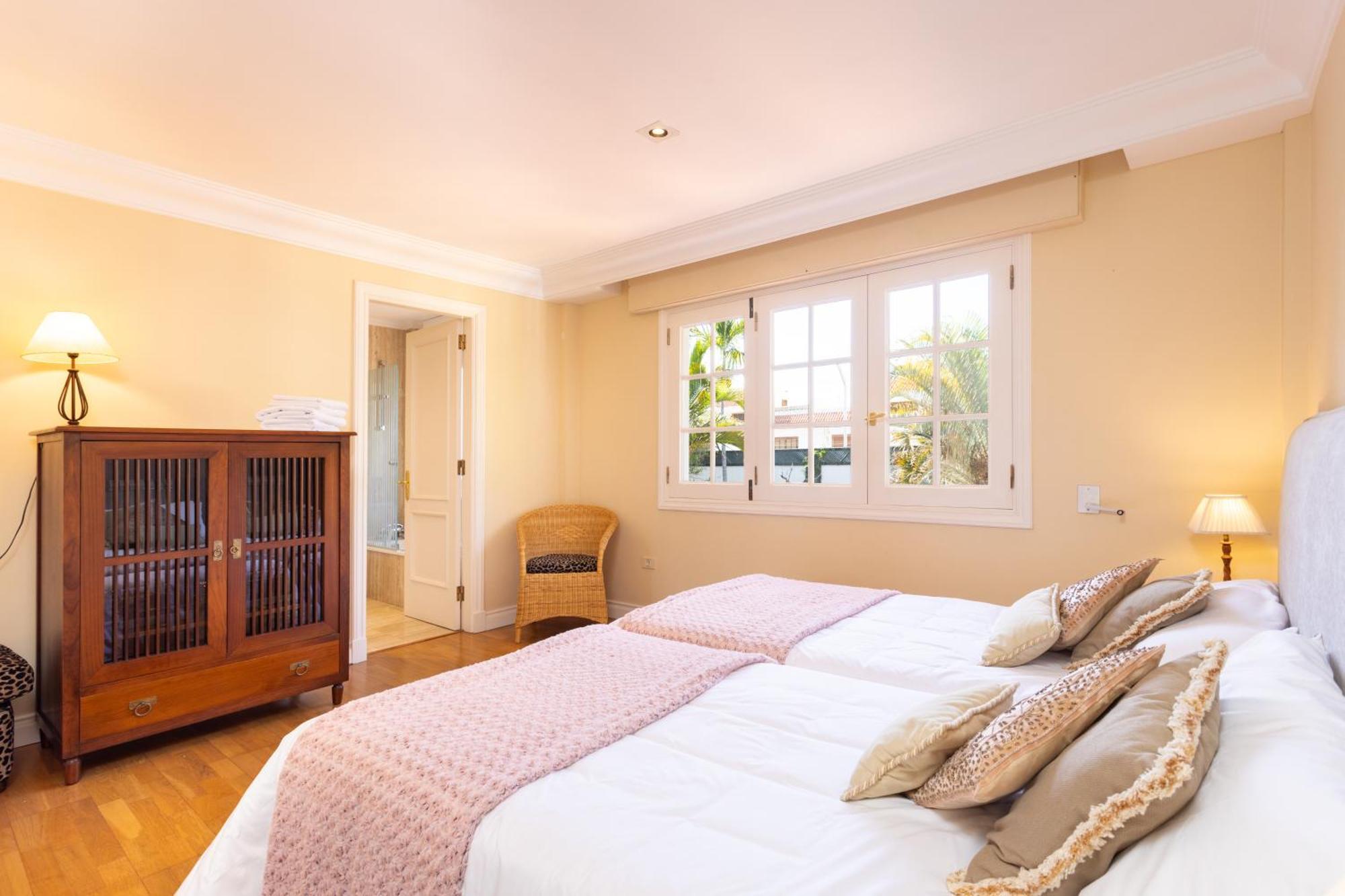 Villa Home2book Timeless Elegance Villa, Cristianos